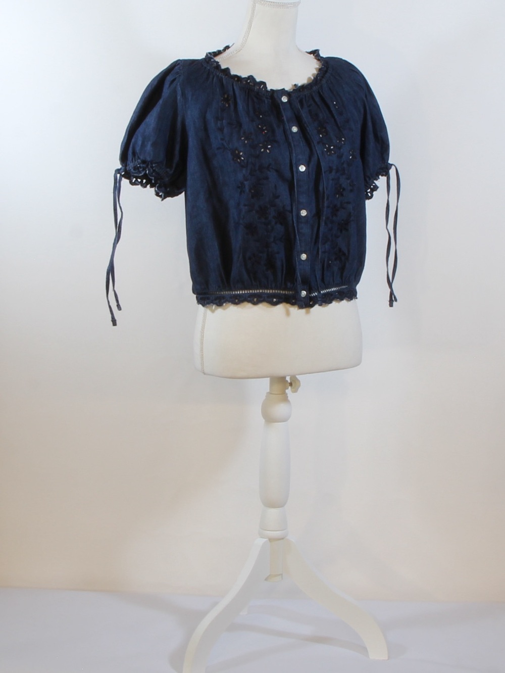 Free Assembly Women's Dark Washed Indigo Cropped Button-Front Peasant Blouse NWT - Picture 4 of 5